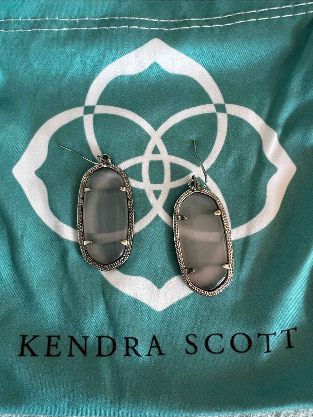 Kendra Scott Elle Drop Earrings - Silver with Gray Stone